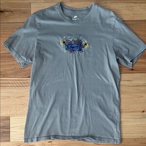 Nike Men's Short Sleeve Tee shirt Light Gray w/ mountain Graphic medium med